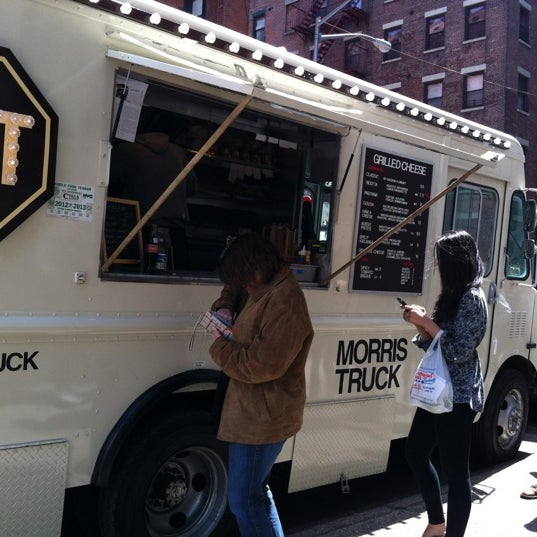 Снимок сделан в Morris Grilled Cheese Truck пользователем Hide in D. 4/25/2012