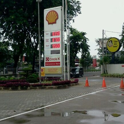 Photo taken at Shell by Fiktor C. on 1/7/2012