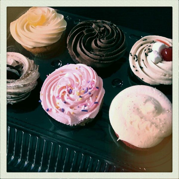 Photo taken at Cupcakes on Denman by Percy on 6/4/2011