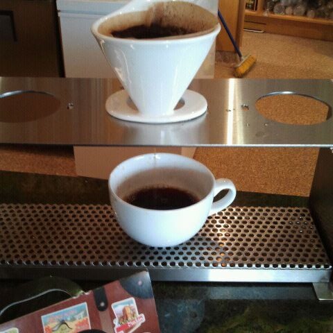 12/19/2011にNanopixyがAlaska Coffee Roasting Co.で撮った写真
