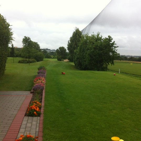 รูปภาพถ่ายที่ Golf-Club Golf Range Frankfurt Bernd Hess e.K. โดย S. G. เมื่อ 7/13/2012