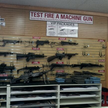Foto tirada no(a) The Gun Store por Edgar O. em 10/26/2011
