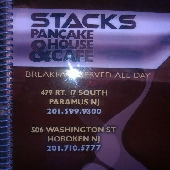 Photo prise au Stacks Pancake House &amp; Cafe par Elmeezie M. le10/15/2011