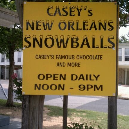Foto tomada en Casey&#39;s New Orleans Snowballs  por Katie D. el 5/13/2012