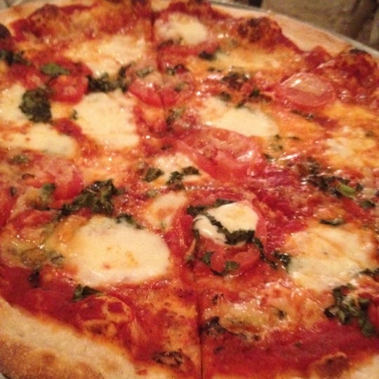 Снимок сделан в Fralo&#39;s Pizza @Fralos пользователем Cassie N. 7/22/2012