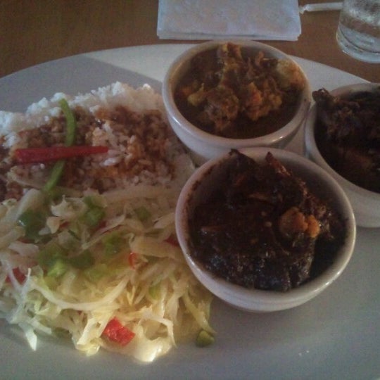 Foto diambil di Jamaica Gates Caribbean Restaurant oleh Food Daddy pada 7/20/2012