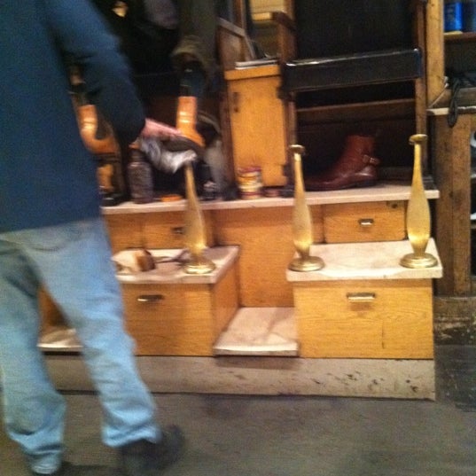 4/2/2011에 John M.님이 Jim&#39;s Shoe Repair에서 찍은 사진