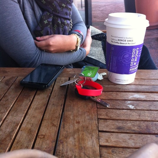 1/18/2012 tarihinde Kenzee E.ziyaretçi tarafından The Coffee Bean &amp; Tea Leaf'de çekilen fotoğraf