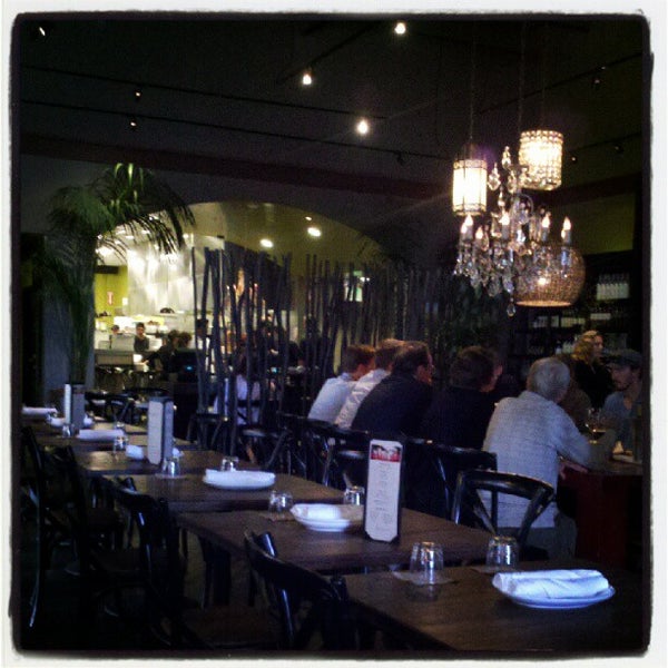 7/6/2012 tarihinde Markziyaretçi tarafından Red Table Restaurant Huntington Beach'de çekilen fotoğraf