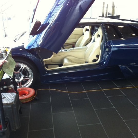 Das Foto wurde bei Lamborghini Chicago von Gregory K. am 10/28/2011 aufgenommen