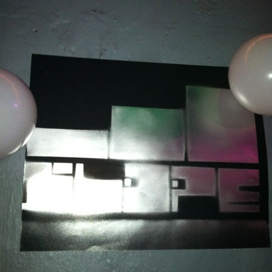 รูปภาพถ่ายที่ Pixel Lounge โดย Ariella W. เมื่อ 2/18/2012