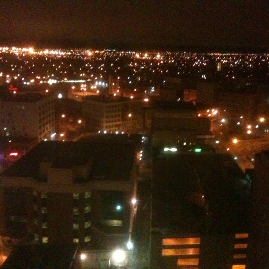 รูปภาพถ่ายที่ Radisson Hotel Winnipeg Downtown โดย Simon C. เมื่อ 10/13/2011