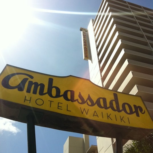 Foto tirada no(a) Ambassador Hotel Waikiki por @MiwaOgletree em 5/24/2012