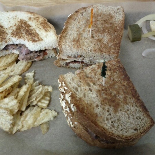 8/16/2012 tarihinde Jennifer P.ziyaretçi tarafından Noble Sandwich Co.'de çekilen fotoğraf