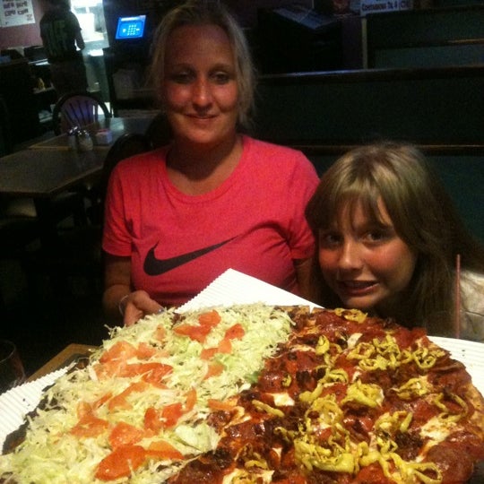 รูปภาพถ่ายที่ Benny&#39;s Pizza โดย Fredrick C. เมื่อ 7/22/2011