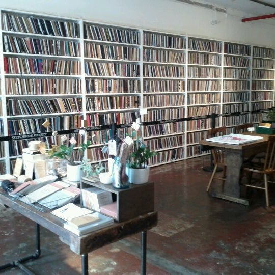 Foto tirada no(a) Brooklyn Art Library por Michael V. em 9/17/2011