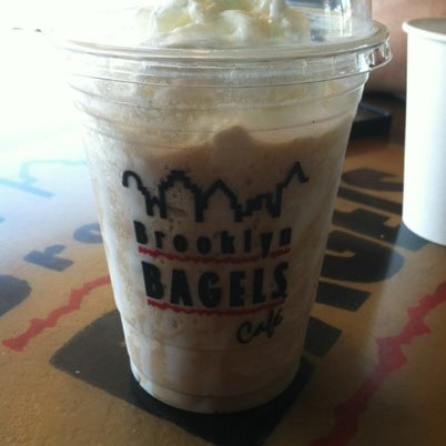 7/28/2012 tarihinde jay r.ziyaretçi tarafından Brooklyn Bagels Cafe'de çekilen fotoğraf