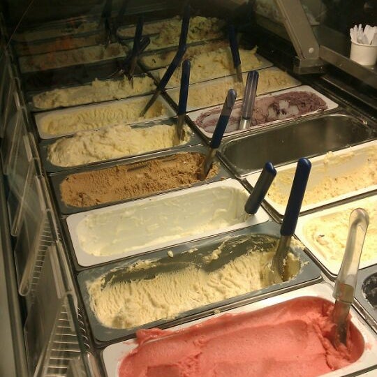 Foto diambil di Glacé Artisan Ice Cream oleh Thomas R. pada 6/2/2012