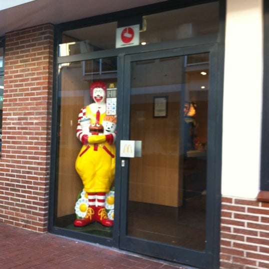 รูปภาพถ่ายที่ McDonald&#39;s โดย Y0landa เมื่อ 7/9/2011