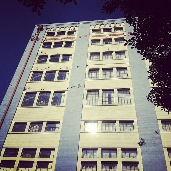 Foto tirada no(a) Embassy Suites by Hilton por Timur T. em 4/20/2012