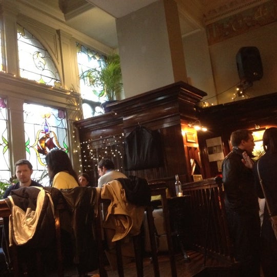 6/15/2012 tarihinde David Y.ziyaretçi tarafından Nobles Cafe bar &amp; Restaurant'de çekilen fotoğraf