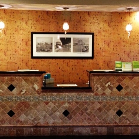 Foto tirada no(a) La Quinta Inn &amp; Suites Tampa Central por Elle D. em 5/11/2012