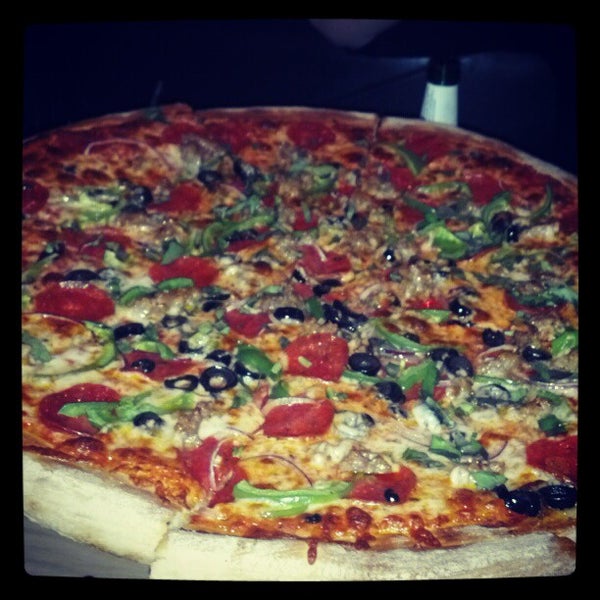 Das Foto wurde bei Milana&#39;s New York Pizzeria von Tommy S. am 4/20/2012 aufgenommen
