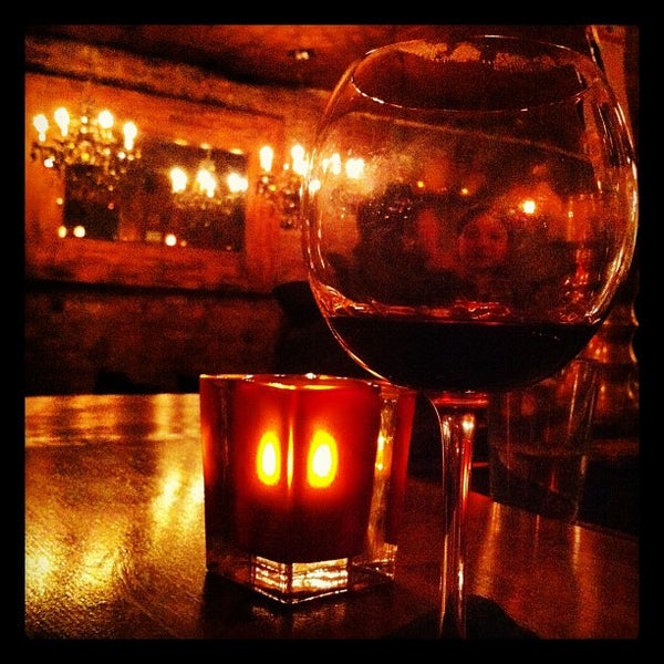 Foto tomada en Peri Wine Bar  por Mariana S. el 3/14/2012