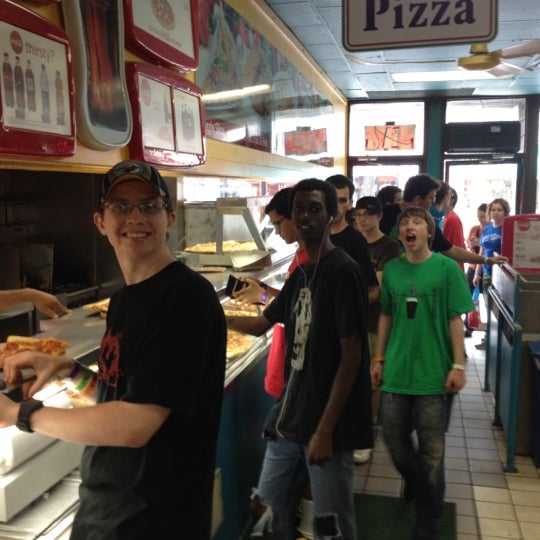 8/5/2012 tarihinde Jordan D.ziyaretçi tarafından Big Slice Pizza'de çekilen fotoğraf