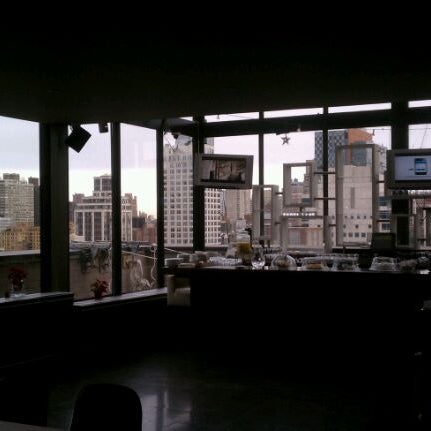 รูปภาพถ่ายที่ PRIME Rooftop Lounge at the Bentley โดย Carrie เมื่อ 2/5/2012
