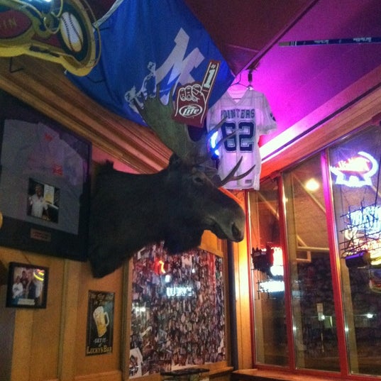 7/12/2012 tarihinde Heather B.ziyaretçi tarafından Lucky&#39;s Bar &amp; Grille'de çekilen fotoğraf