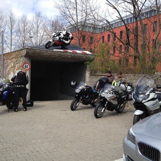 Das Foto wurde bei BMW Motorrad Zentrum von Raf P. am 4/12/2012 aufgenommen