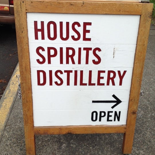 Foto tirada no(a) House Spirits Distillery por Scott v. em 6/23/2012
