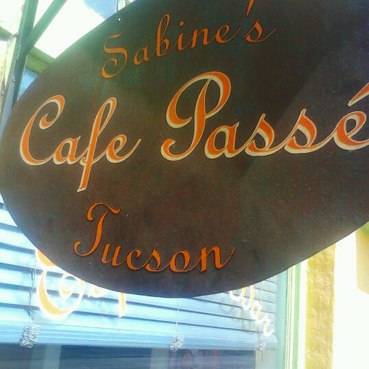 Foto tirada no(a) Cafe Passe por Gregg Z. em 5/31/2012