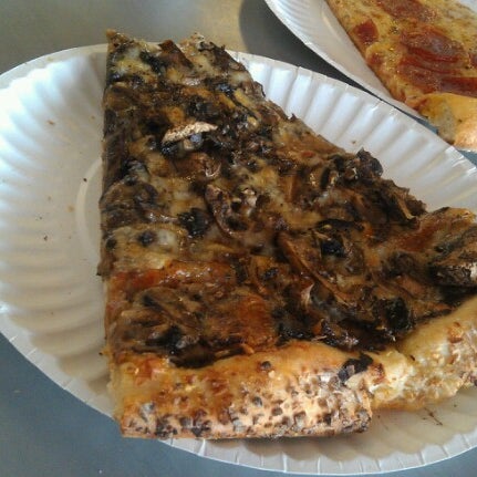 6/9/2012にJay Z.がGrey Block Pizzaで撮った写真