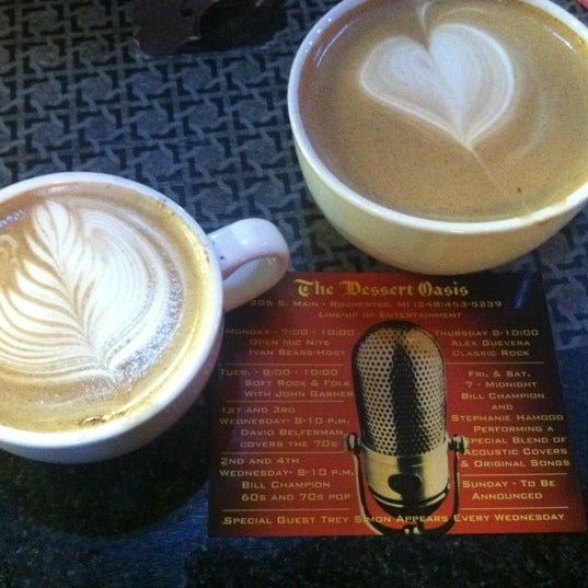 4/4/2012 tarihinde Kristin S.ziyaretçi tarafından Dessert Oasis Coffee Roasters'de çekilen fotoğraf