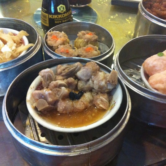 Photo prise au South Garden Chinese Restaurant par Ladda A. le2/19/2012