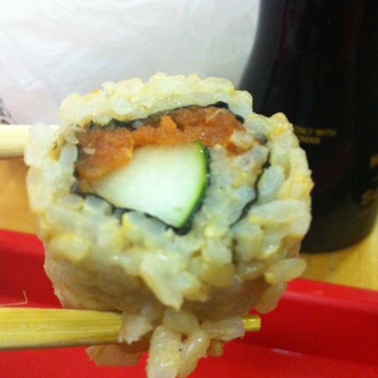 Снимок сделан в Sushi! by Bento Nouveau пользователем Christopher C. 8/9/2012