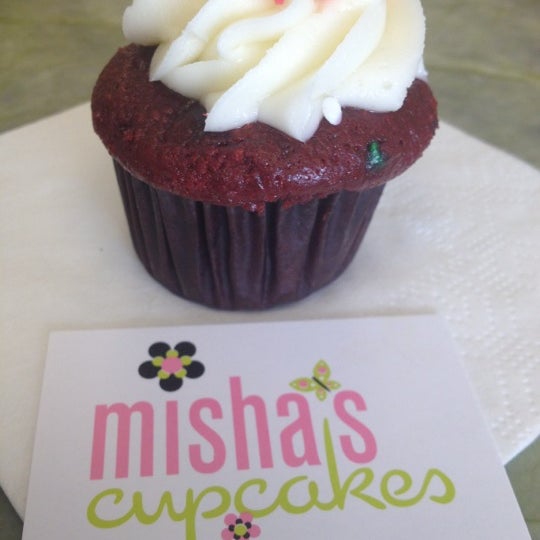 Снимок сделан в Misha&#39;s Cupcakes пользователем Jessica G. 7/18/2012