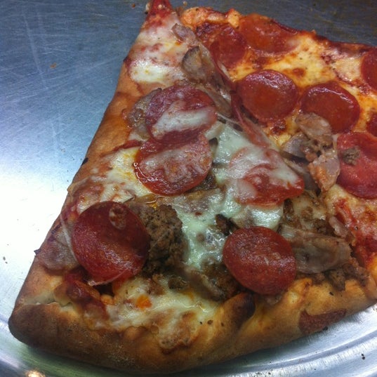 8/15/2012 tarihinde Mike F.ziyaretçi tarafından Not Ray&#39;s Pizza'de çekilen fotoğraf