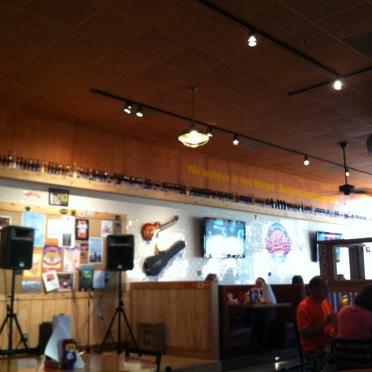 8/11/2012 tarihinde John K.ziyaretçi tarafından Teddy&#39;s Burger Joint'de çekilen fotoğraf