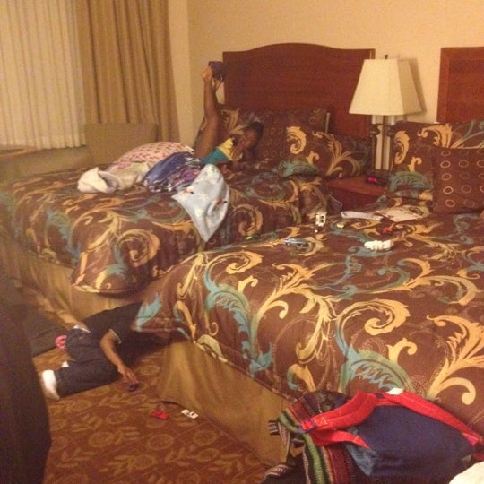 Foto diambil di Tropicana Inn &amp; Suites oleh Aniyah J. pada 6/11/2012
