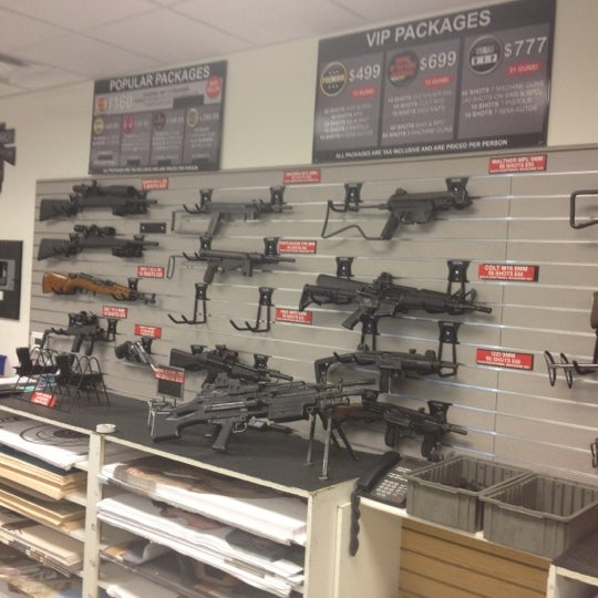 6/13/2012 tarihinde Kareem L.ziyaretçi tarafından The Gun Store'de çekilen fotoğraf