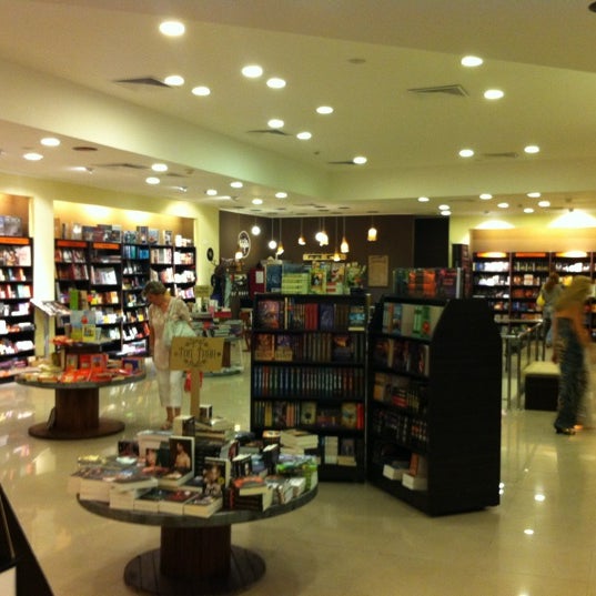 6/10/2012 tarihinde Plamen H.ziyaretçi tarafından Greenwich Book Center'de çekilen fotoğraf