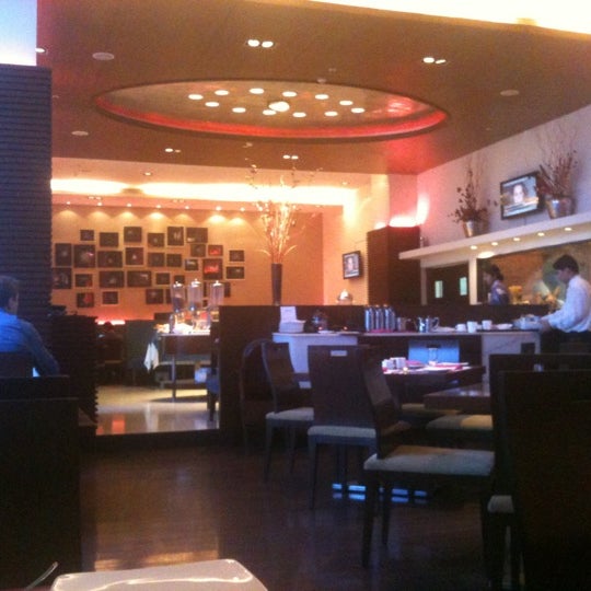 Das Foto wurde bei Pinxx 24 hours coffee shop von kousuke am 2/14/2012 aufgenommen