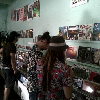 5/15/2012にworld cliqueがSweat Recordsで撮った写真