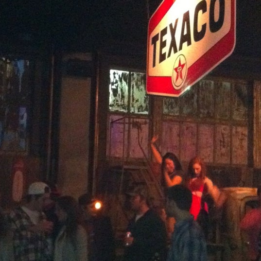 Foto tomada en Rusty&#39;s Old 50 Night Pub  por Erin C. el 2/18/2012
