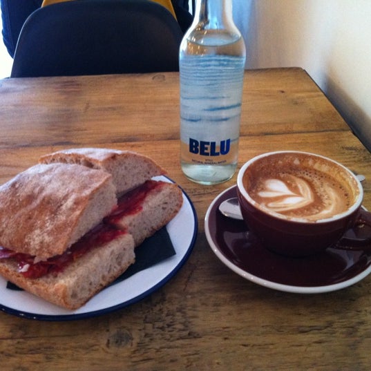 Photo prise au Yorks Bakery Cafe par Andrew M. le8/10/2012