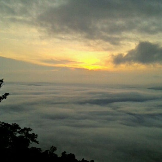 Photo taken at Gunung Stong by Enchek N. on 4/17/2012