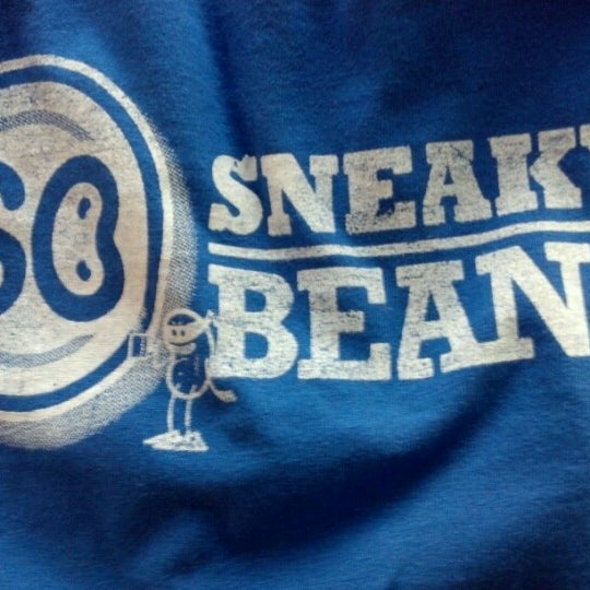 Foto tirada no(a) Sneaky Beans por Adam B. em 6/26/2012